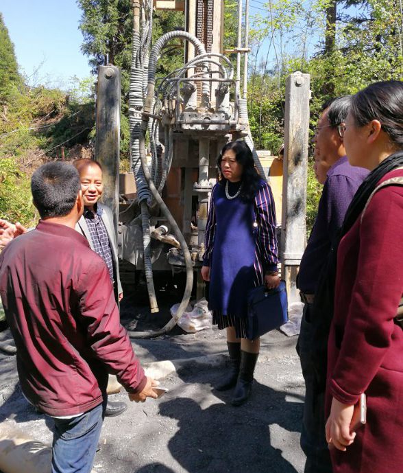 在貴州省極貧鄉之一納雍縣董地鄉羅嘎村打溫泉井現場(chǎng)2